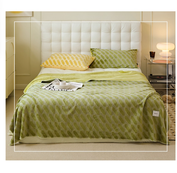 Cozy Pet Friendly Blanket for Sofa and Bed